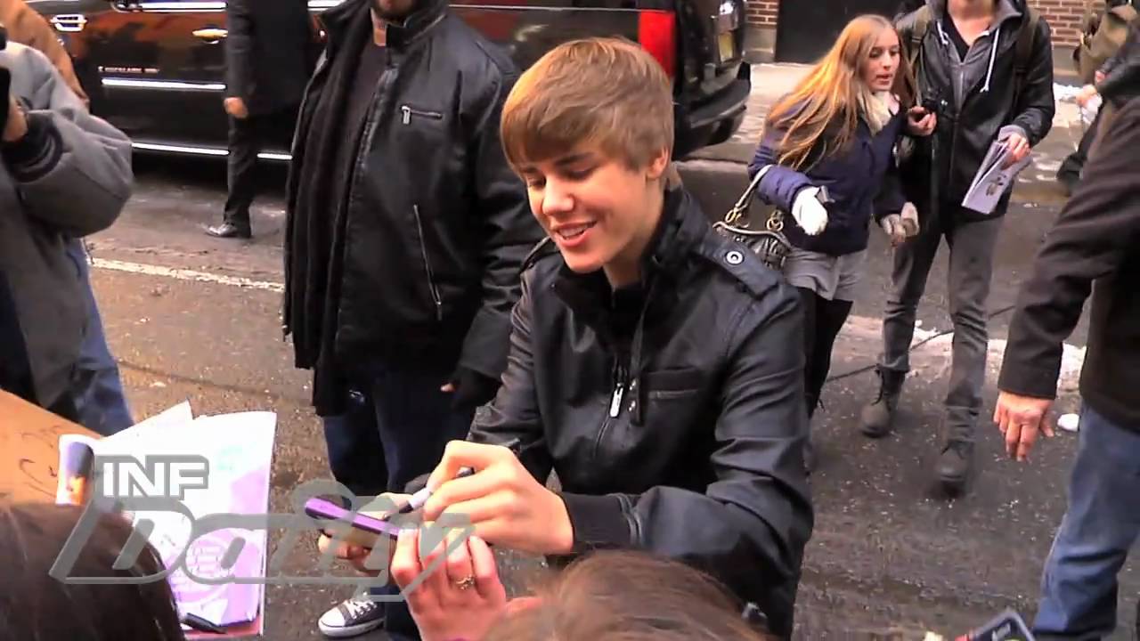 Justin Bieber Goofs Around With Fans At The Ed Sullivan Theater