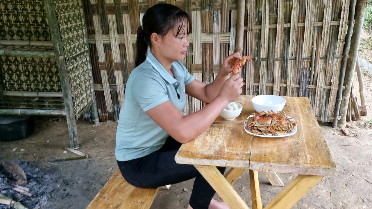 Design a wooden table, go to the forest to catch crabs and cook | Trieu Thi Senh