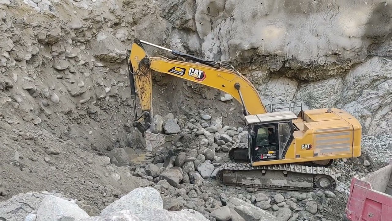 #heavy #construction #automobile #excavator Chaterpiller³³⁶ #Earth mining Active loading #truck 