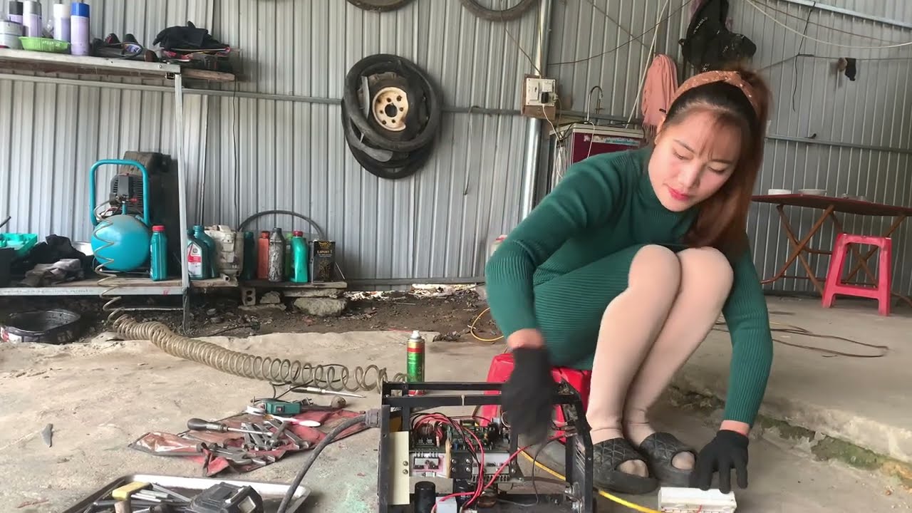 The girl repaired an electronic welding machine with severely damaged components.