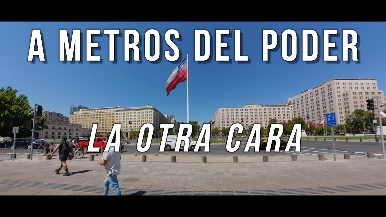 A metros del poder: niños en pobreza juegan bajo la mirada de San Martín