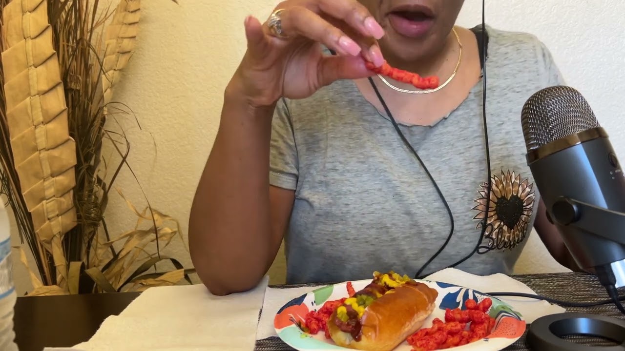 ASMR|Delicious Hot link & Crunchy Hot Chips #asmr#food#satisfying#viral#eating 