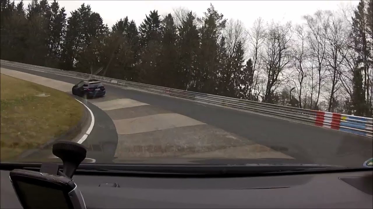 Motivierter voll besetzter 3er BMW im Racemodus