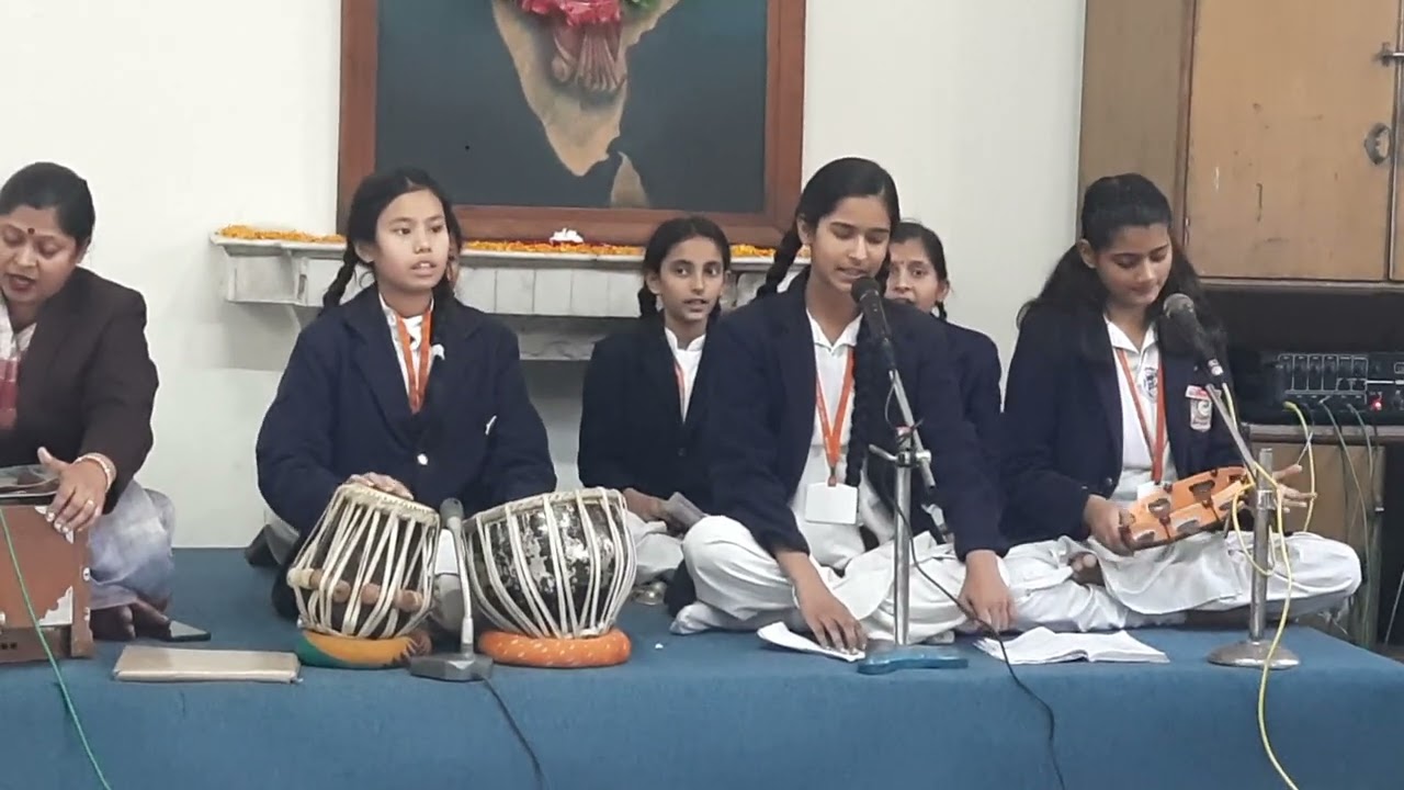 Jugaĺ devi school ki bacchiyo ne gaya bhut hi sunder gana yogi ji ke samne#schooĺ#vidya mandir#viral