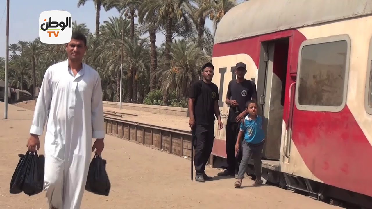 بعد 3 أيام: آثار قطار البدرشين لم ترفع.. والأهالي يمرون من أسفل العربات