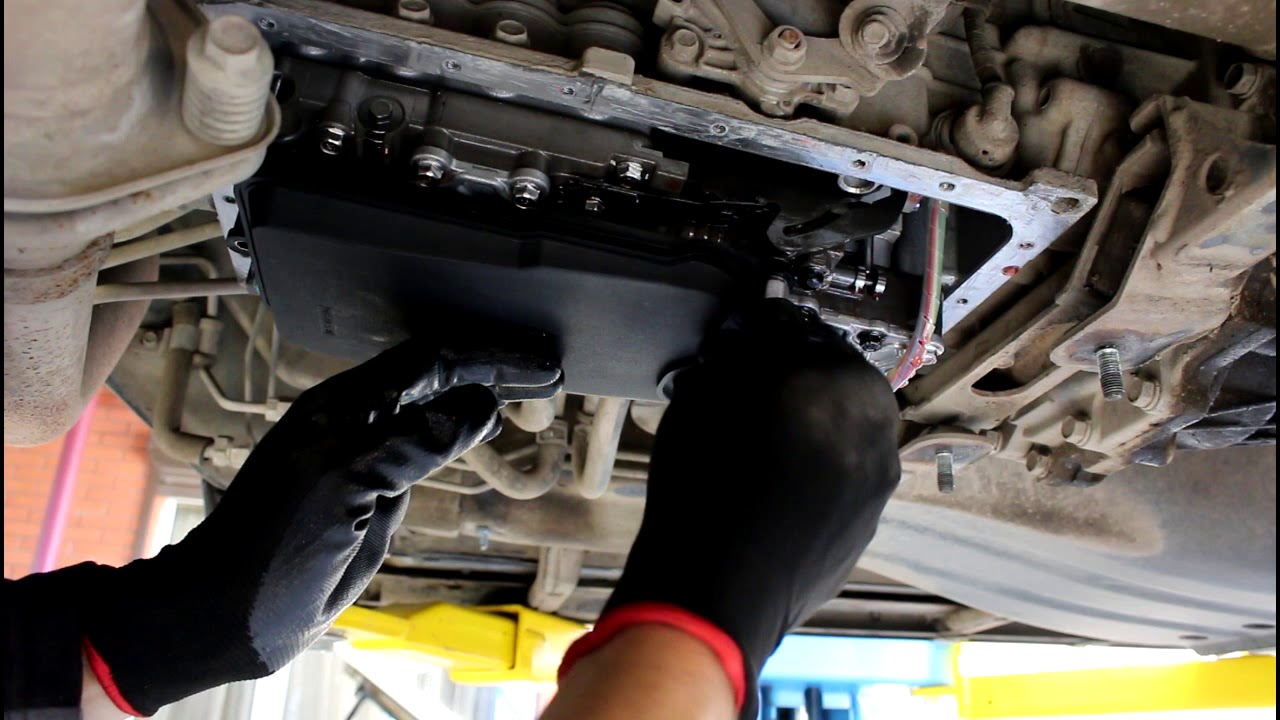 Mitsubishi Pajero 2008 Мицубиси Паджеро 3,2 литра Замена масла и фильтра в АКПП автомат