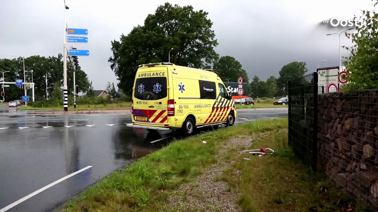 Brandweerauto botst onderweg naar melding op auto in Nijverdal