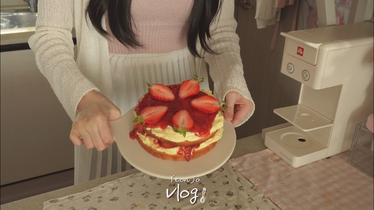 🍓딸기 듬뿍 빅토리아 케이크 만들고 불닭새우파스타 먹는 집순이의 주말 일상. 스팸카레, 나박김치국수, 채소스무디