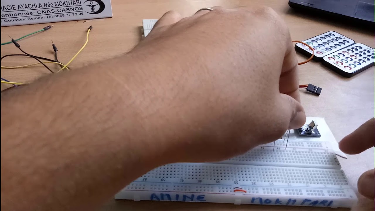 How to control some LEDs and Servomotor with the IR remote | Arduino