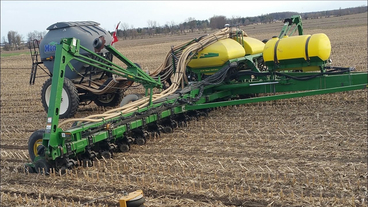 John Deere 1770nt - Corn on Corn Strip-till Planting 2018