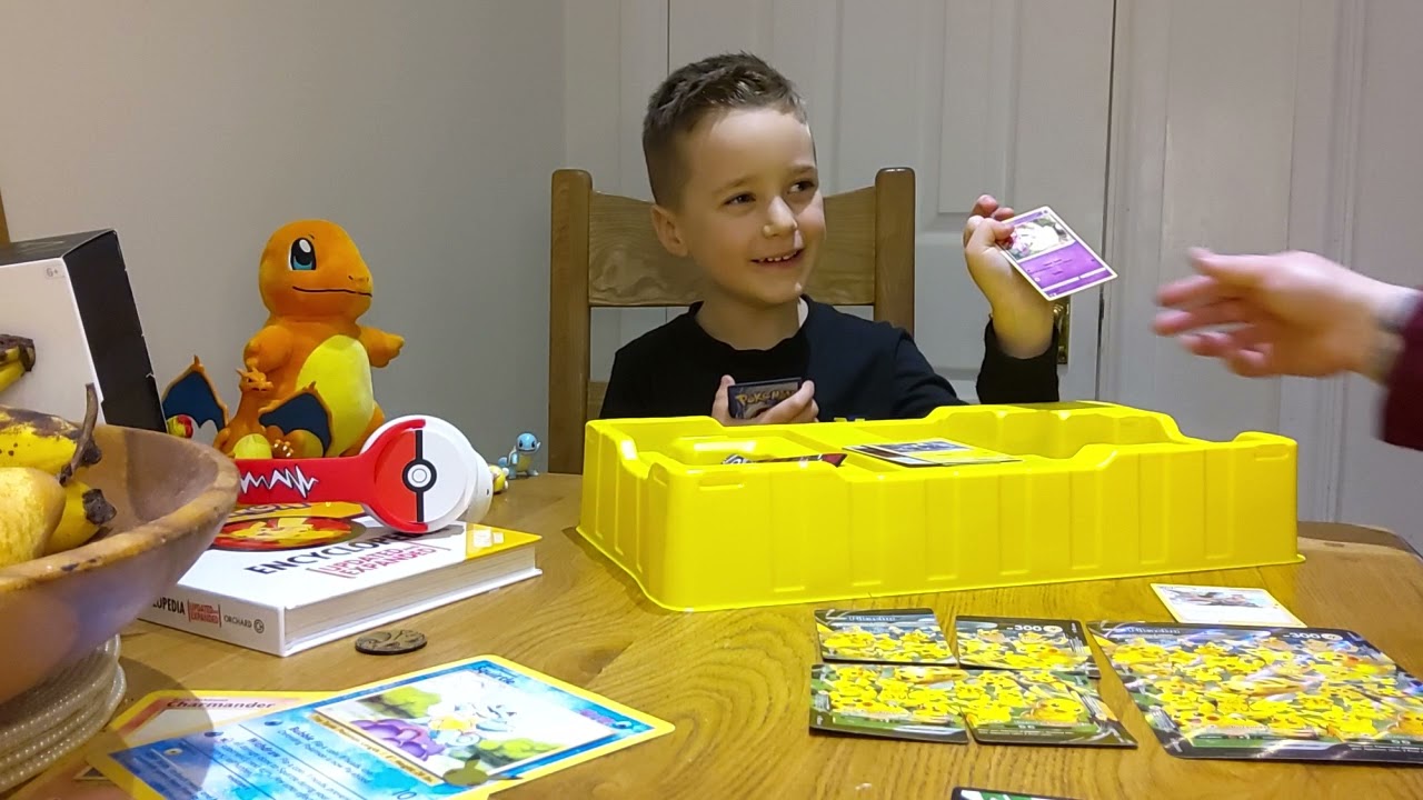 Pok&eacute;mon TCG Celebrations RARE PIKACHU V-UNION Play mat edition unboxing review