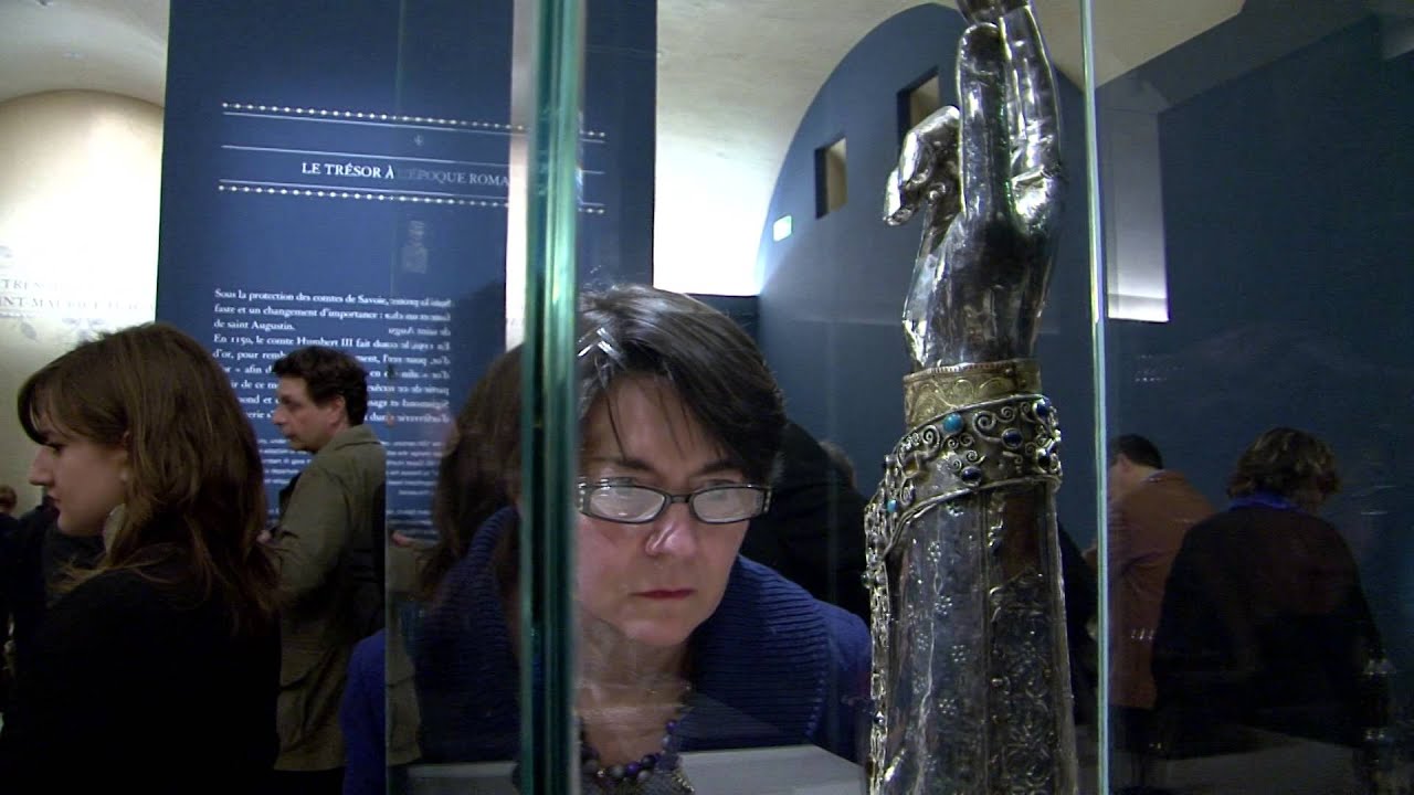 Le trésor de l'Abbaye de Saint-Maurice exposé au Louvre, à Paris