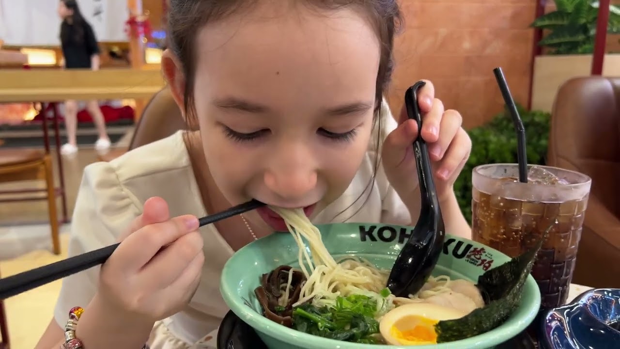 Chloe được ăn Ramen qúa hạnh phúc