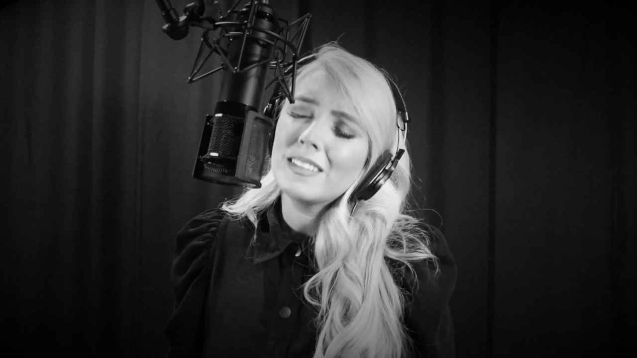 The Black & White Sessions : Chloe Agnew : I Wanna Dance With Somebody