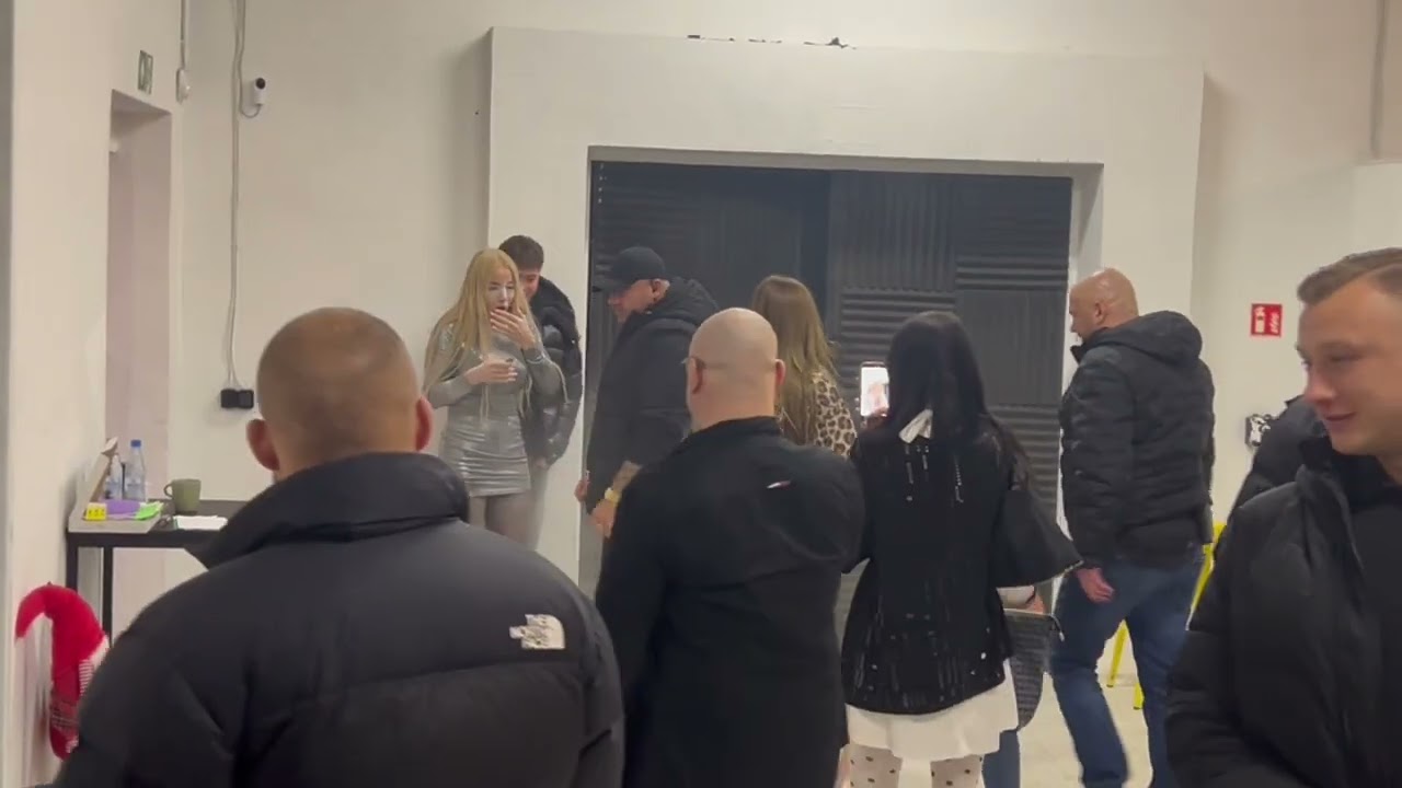 MARIANNA SCHREIBER ZAATAKOWANA GAŚNICĄ PRZED KONFERENCJĄ PRIME 15