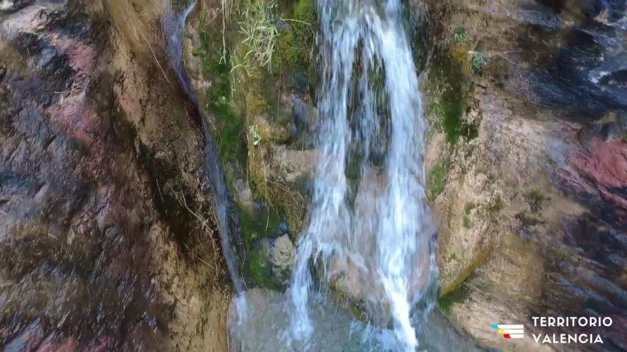 Ruta al Pozo Negro: río caudaloso y cascada desde Fuentes de Ayódar