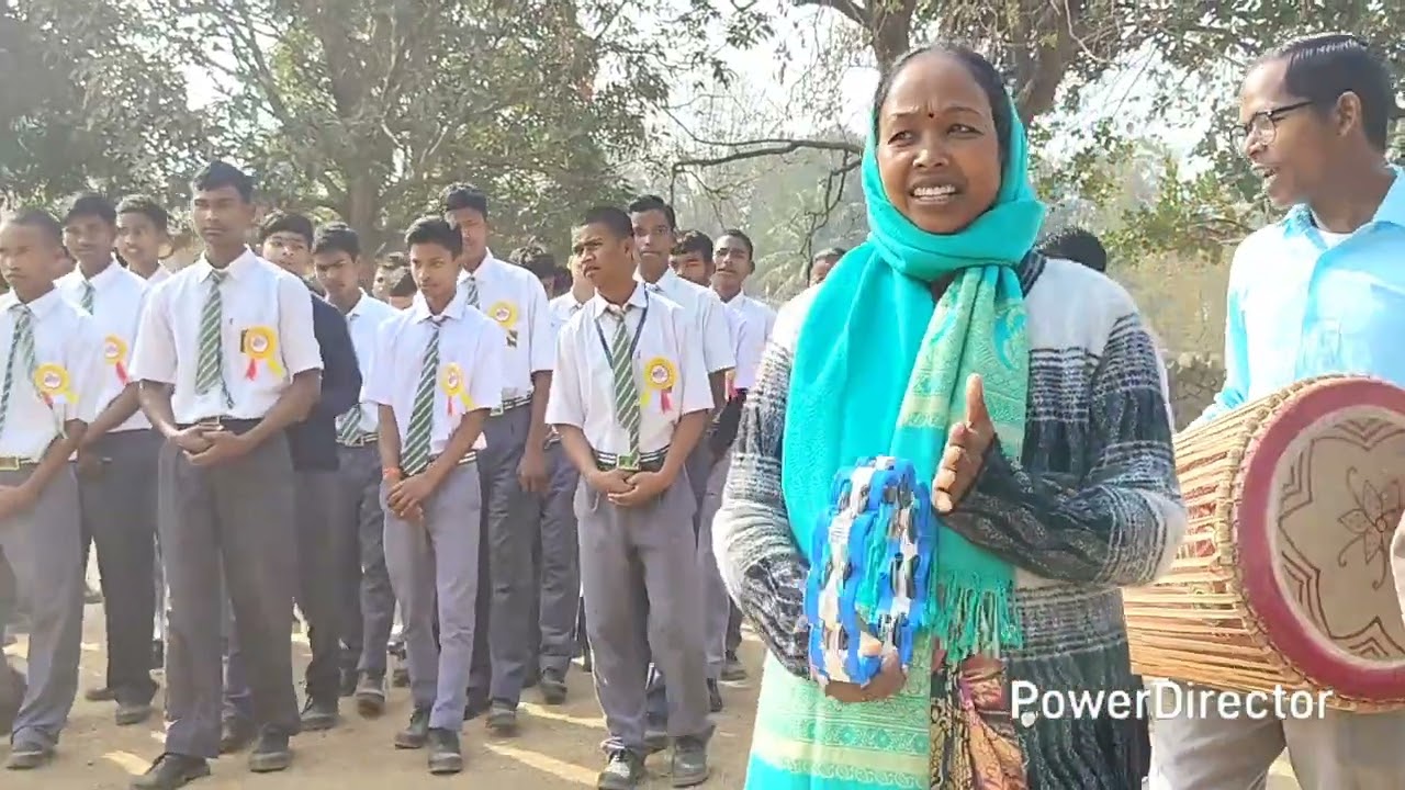 संत जोसेफ उच्च विद्यालय कर्रा 10th क्लास का विदाई का पहला चरण  परिधान करके स्कूल तक ले जाते हुए 