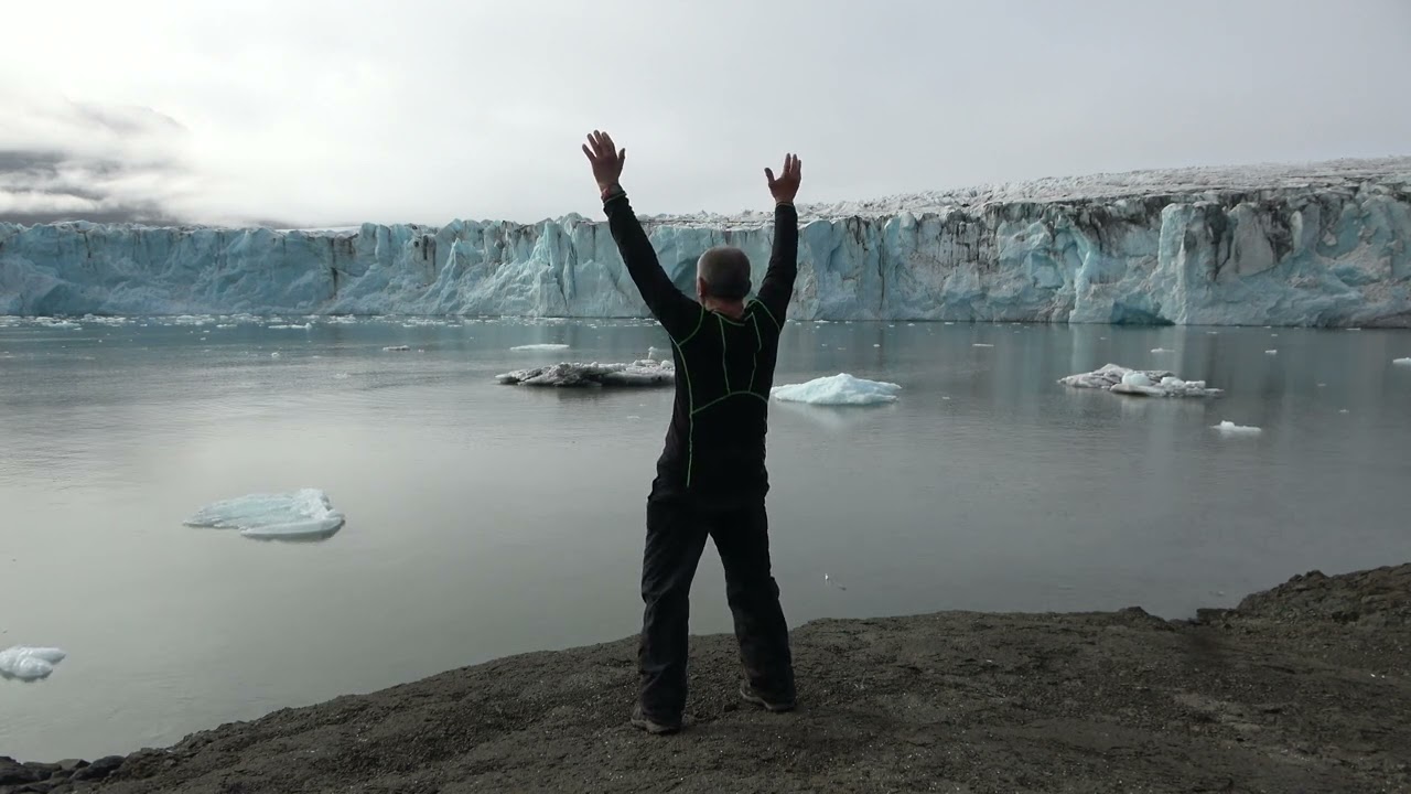 Pratique du Ba Duan Jin de dos devant un front de glacier au Groenland