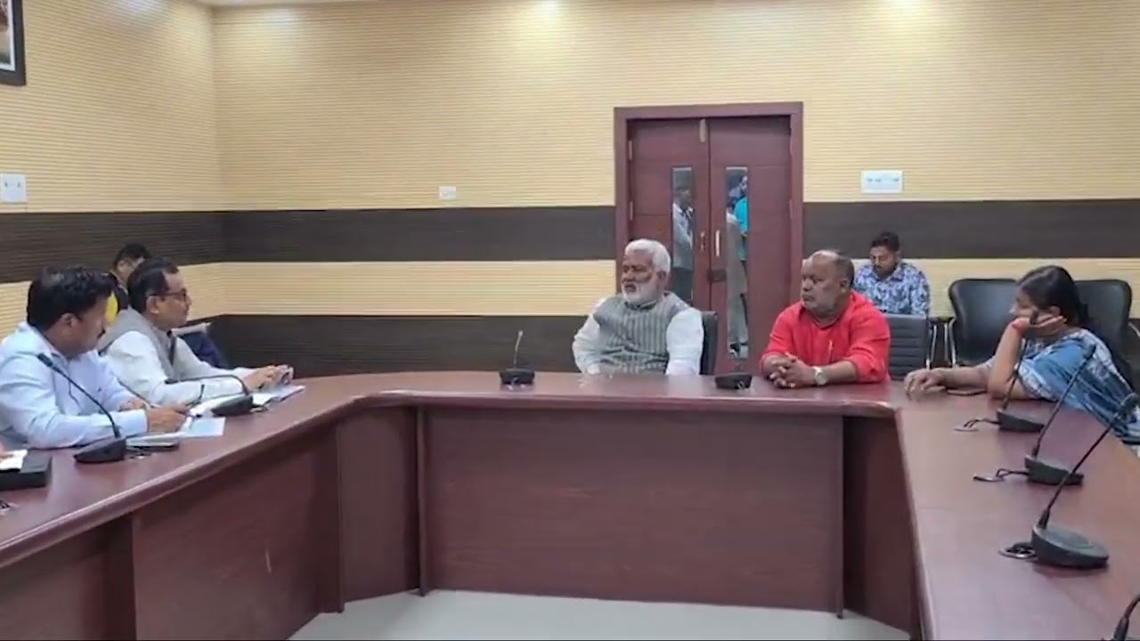 Swatantra Dev Singh Ji is meeting with administrative officers in varanasi