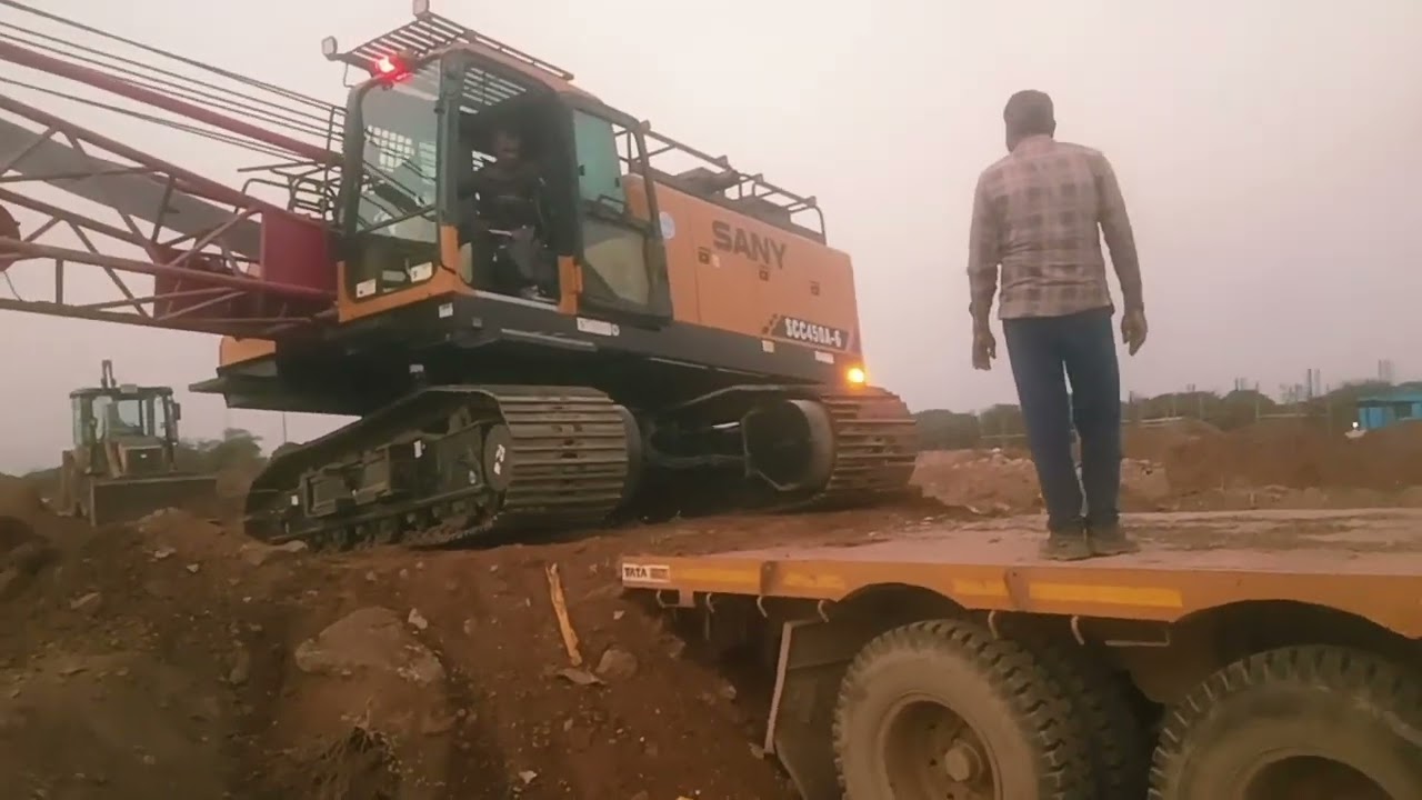 Tailor per crane loading ho raha hai Ek jagah se dusre jagah shifting Kiya ja raha hai