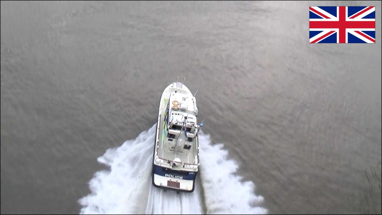 Police boat responding with siren and lights - Metropolitan Police Marine Unit