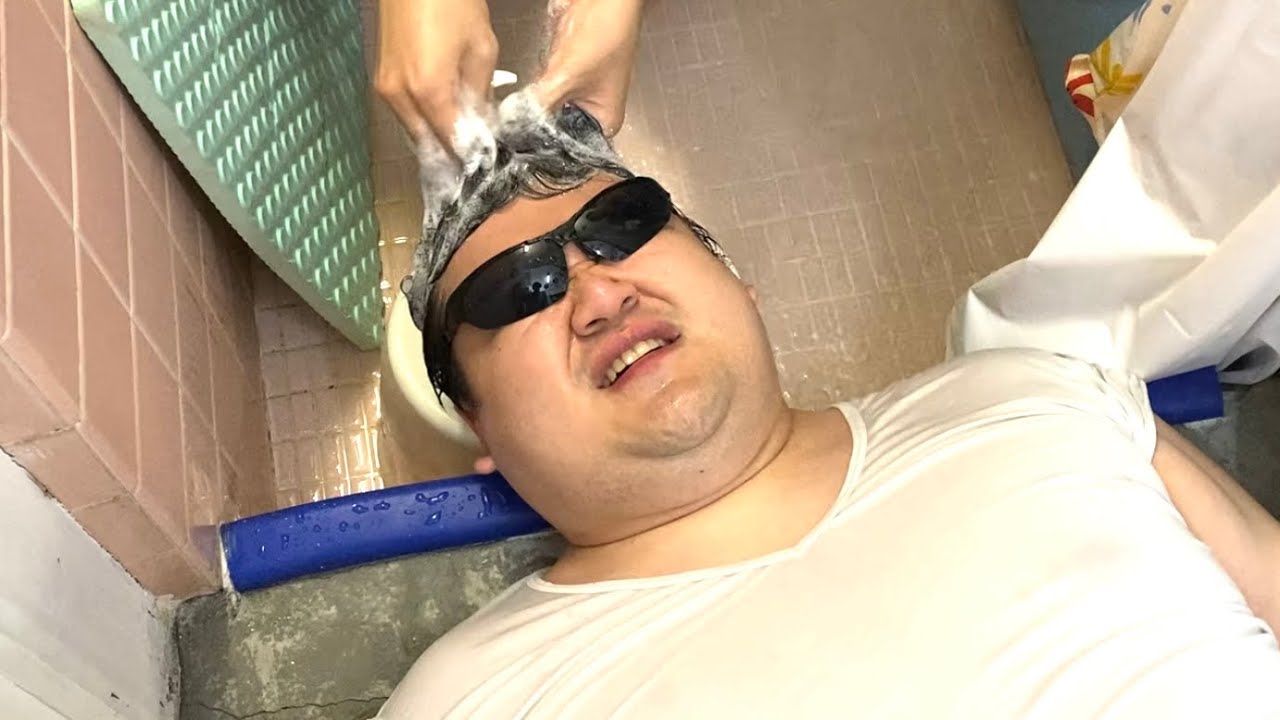 シャンプーしてもらうデブ