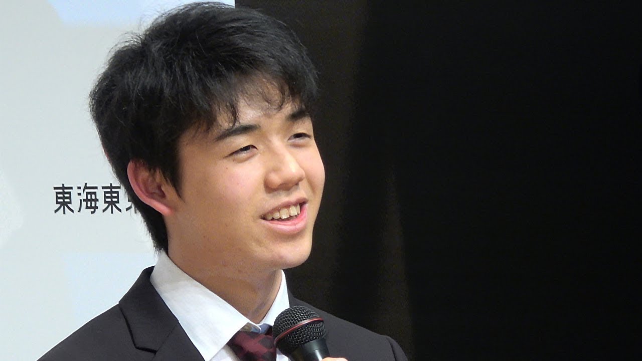 藤井聡太五段が朝日杯Ｖ　最年少１５歳で棋戦優勝　六段昇段
