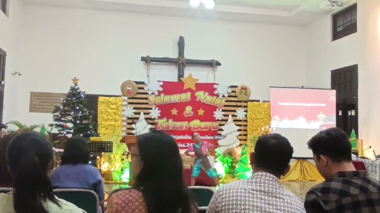 Natal Ruangan di RS Bethesda. Alesha tampil bawakan tari Gumyak. 