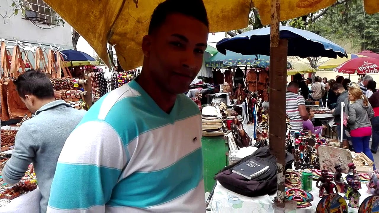 Feria de artesanía RAMPA y  23/ malecón y Hotel Habana Libre. CUBA