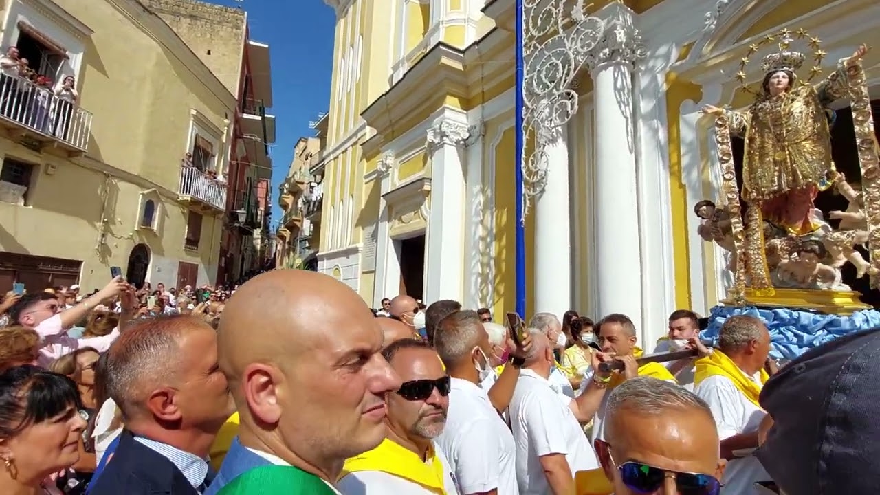 Processione Monte di Procida uscita dalla chiesa