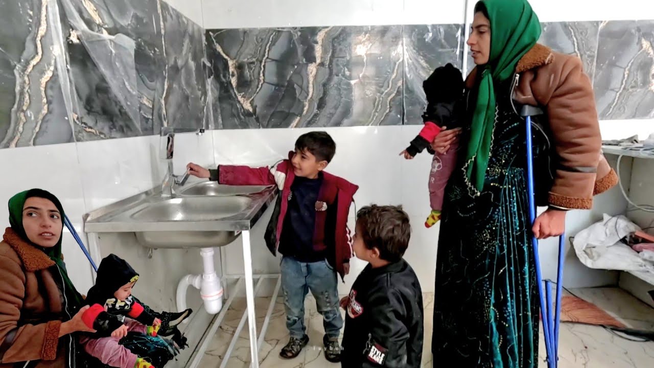 Установка водонагревателя на деревенской кухне &ndash; это хорошо, и дети рады горячей воде.