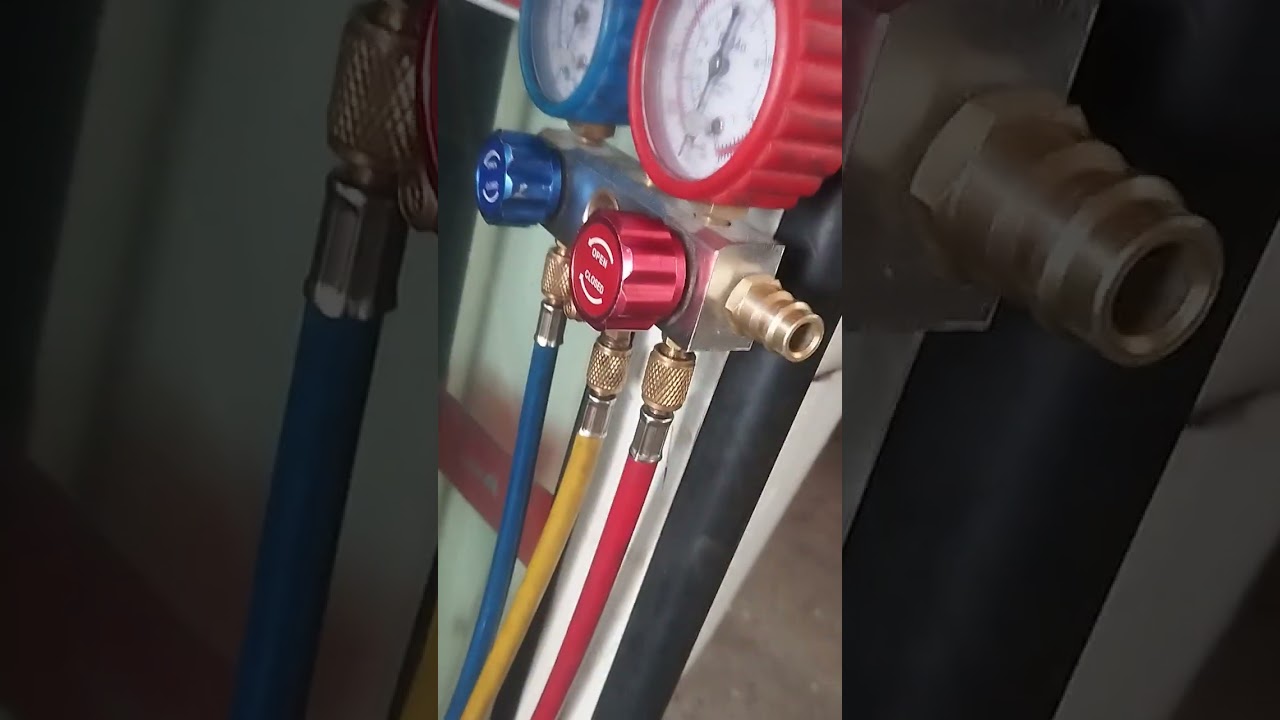 Fazendo recarga de gás no ônibus urbano 