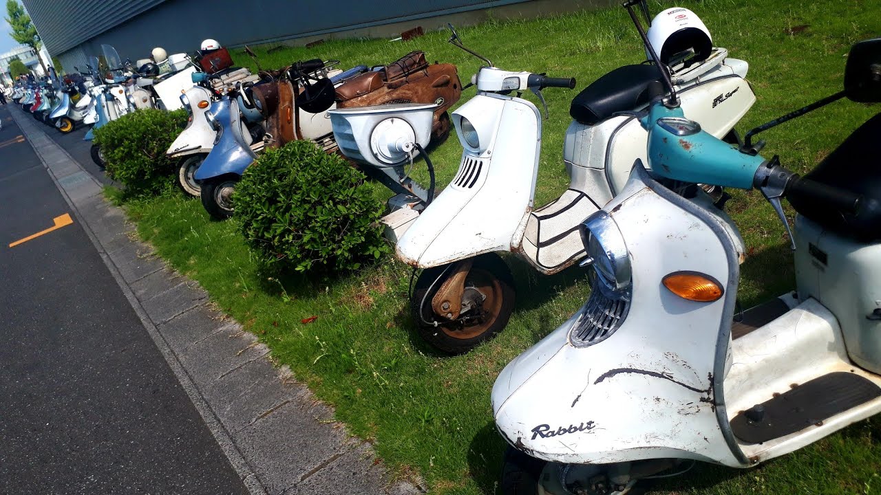 2025年7月 Early Rabbit Meeting 北関東 in 太田 A gathering of rabbit scooter enthusiasts.