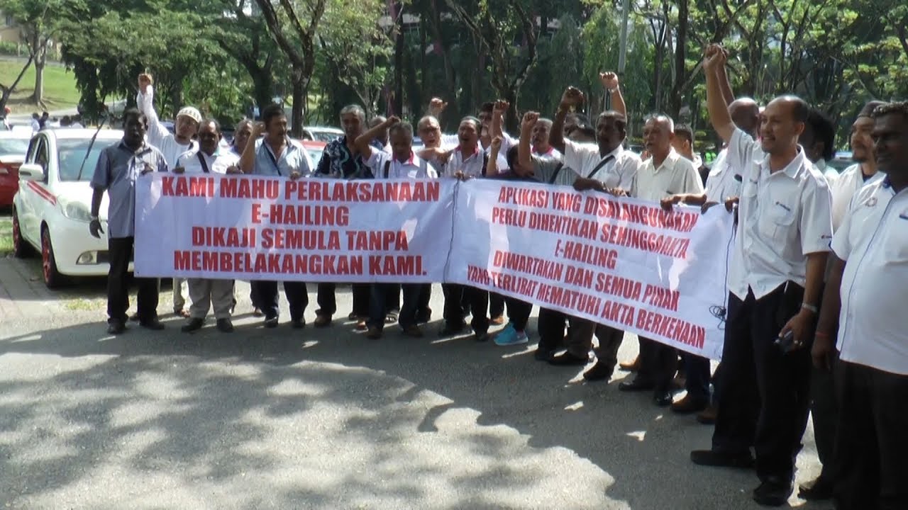 Cabbies protest outside Parliament on first day of sitting