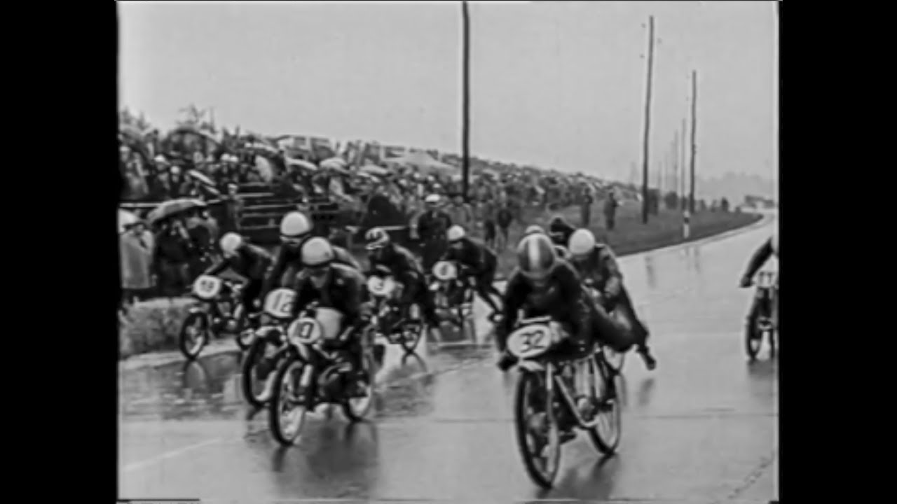 Rennen der Motorräder auf der Autobahnspinne bei Dresden aus den 1960er Jahren