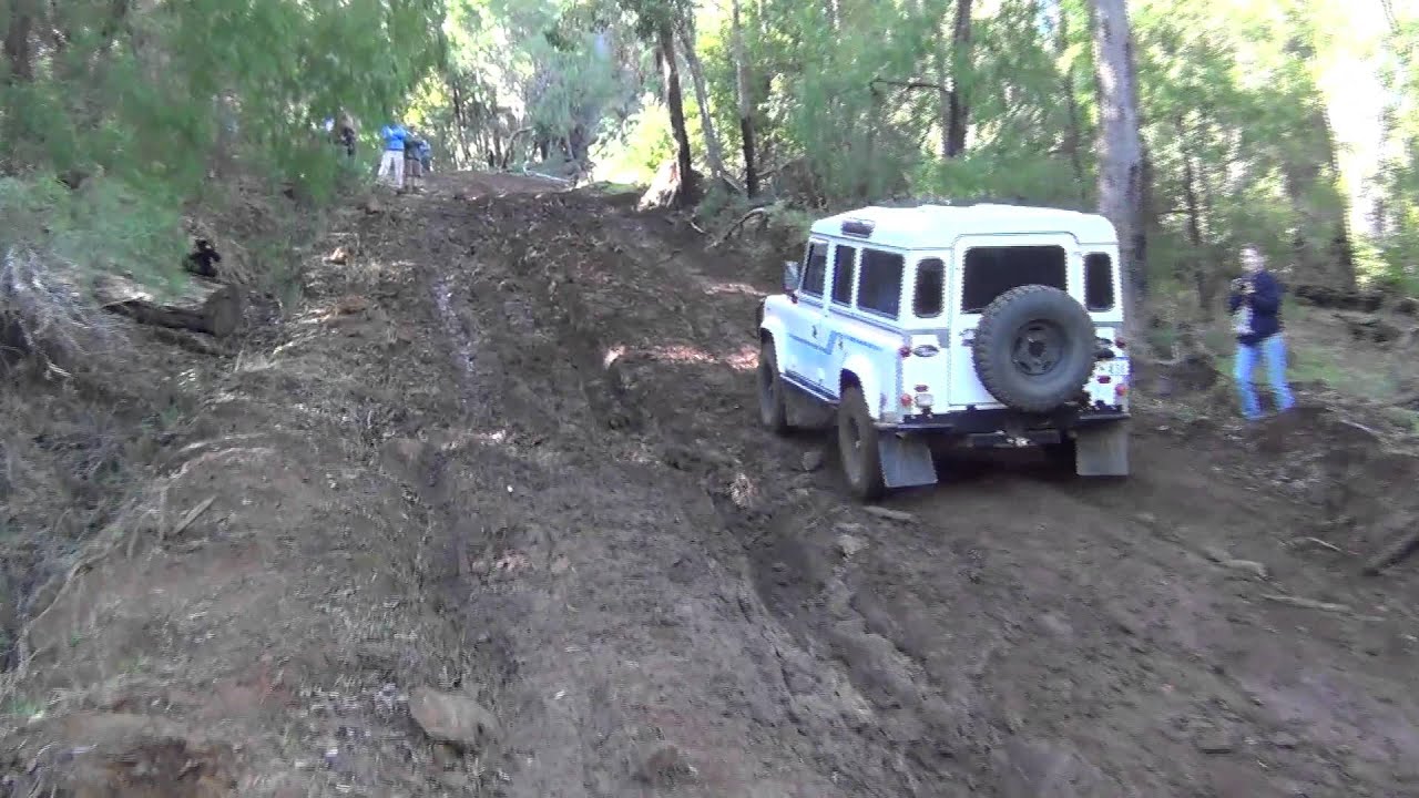 Land Rover 110 County V8 mud hill