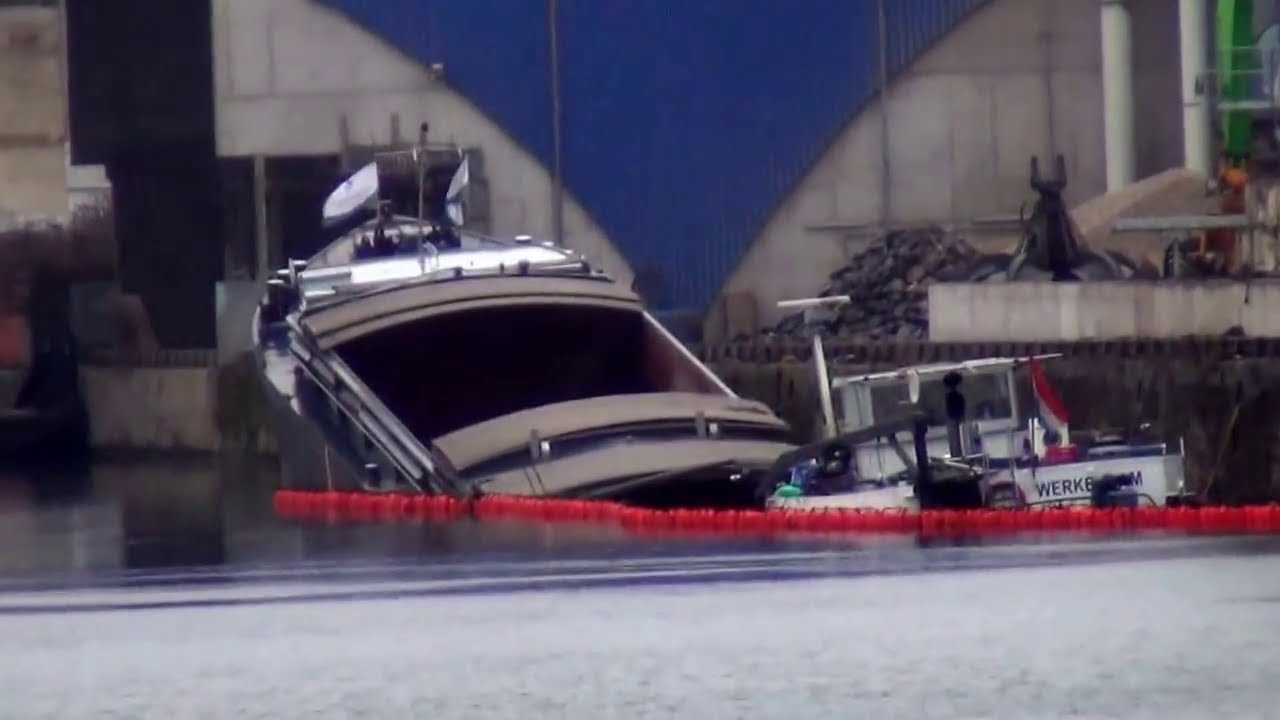 Schiffsunfall - Schiff zerbrochen beim Beladen - Schiffsungl&uuml;ck in Gelsenkirchen