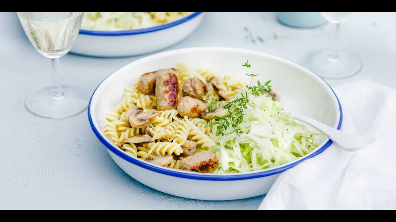 Chou pointu brais&eacute;, chipolata et sauce aux champignons