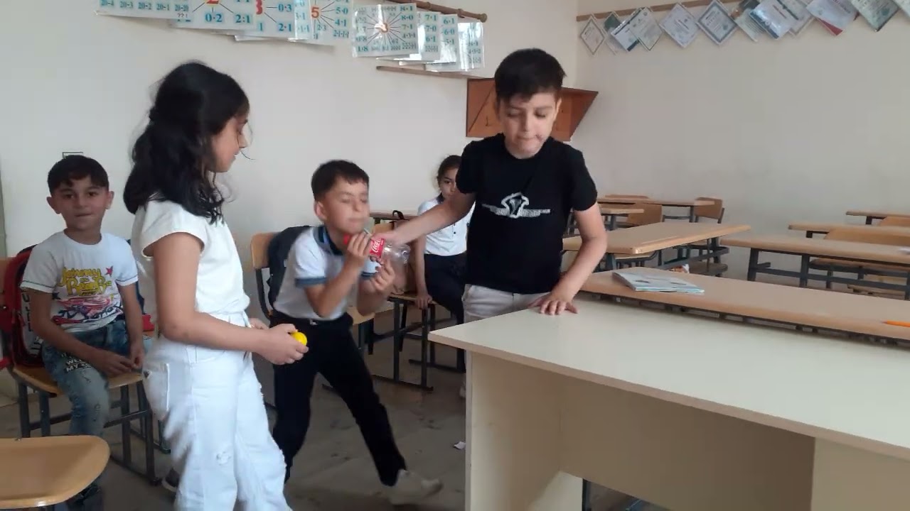 Bütün  il ərzində  dərslər belə olmadır  ki mməktəbə maraqla gələk deyən  şagird