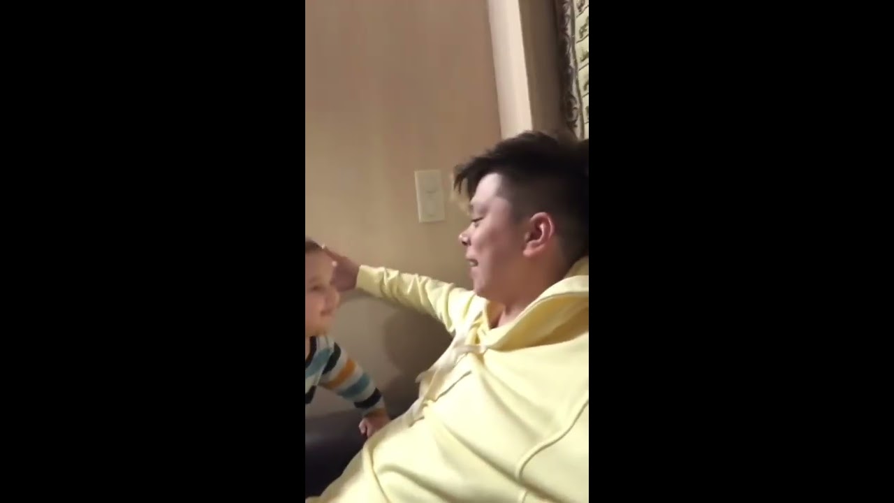 Мой юный братик! Когда захотел обнимашек)