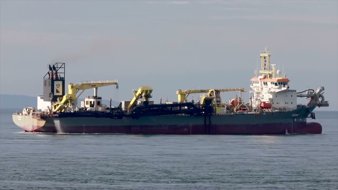 The Boskalis Dredge Gateway working in the rip. Ship Spotting.