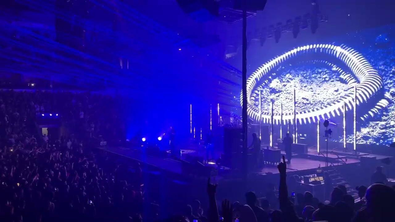 Korn - Falling Away From Me (Live @ Canada Life Place 2025)