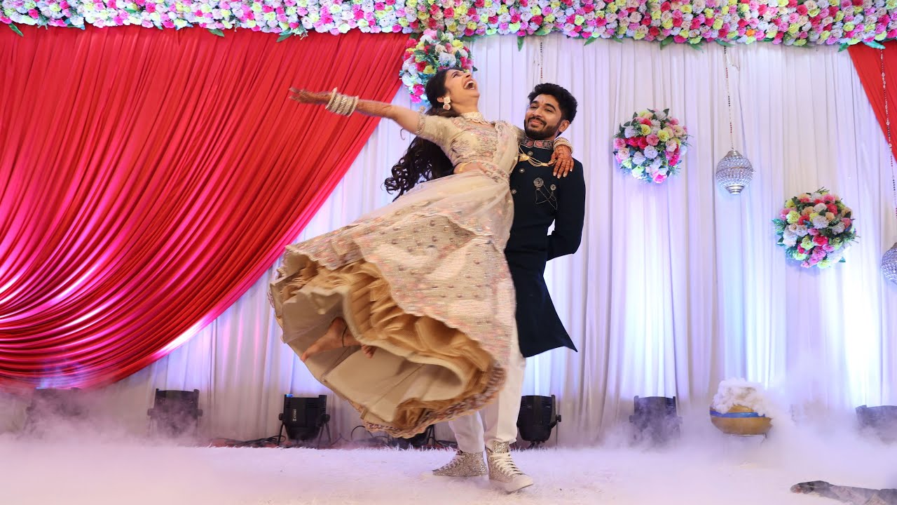 Gujarati Engagement & Wedding Dance | Vhalam Aavo Ne | Romantic Couple Performance