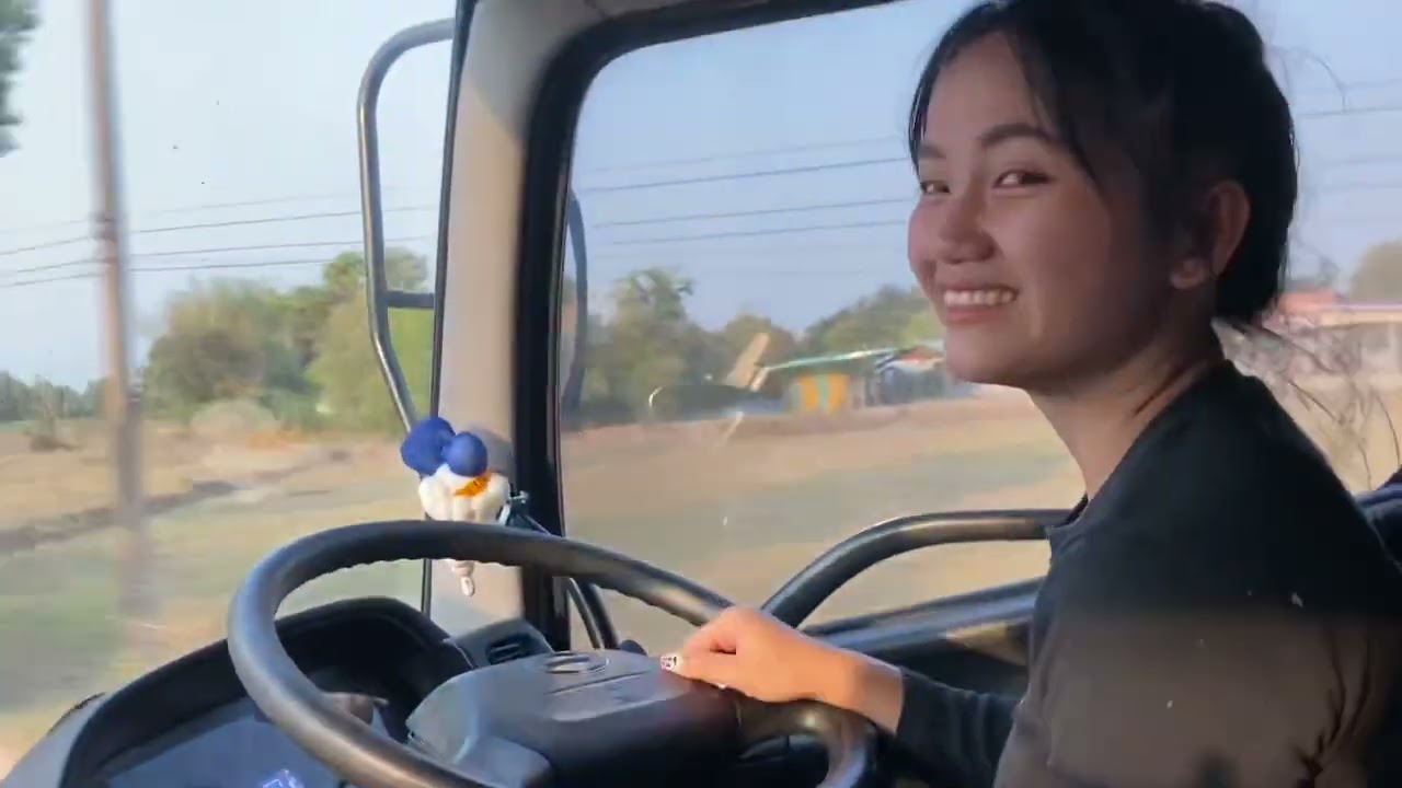 สาวแคทขับรถพ่วง ไปใส่หินทราย บริจาคบ้านไฟไหม้