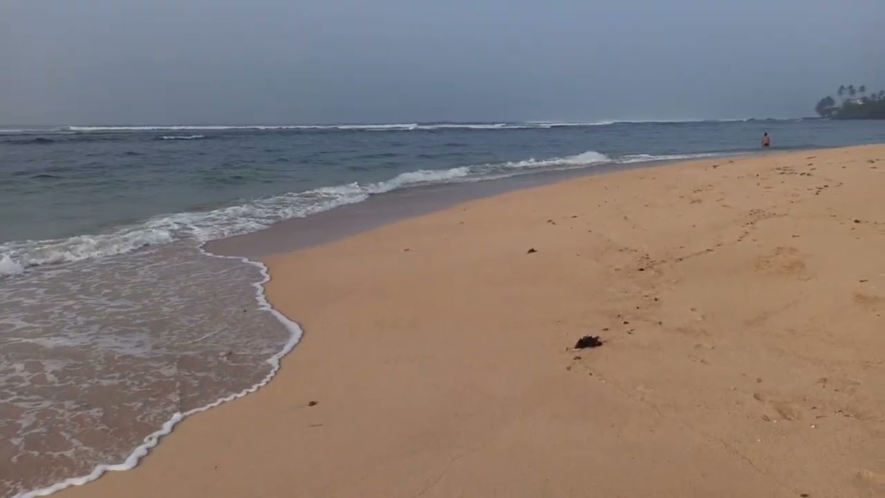 Beach in the morning : Matara Polhena