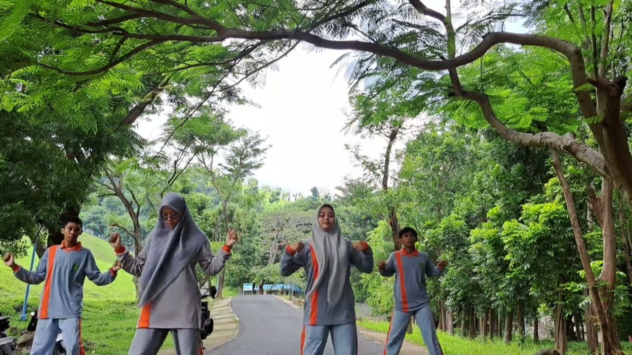 TUGAS KELOMPOK 4 [ XG ] PRAKTEK SENAM ROARRRR..!!
