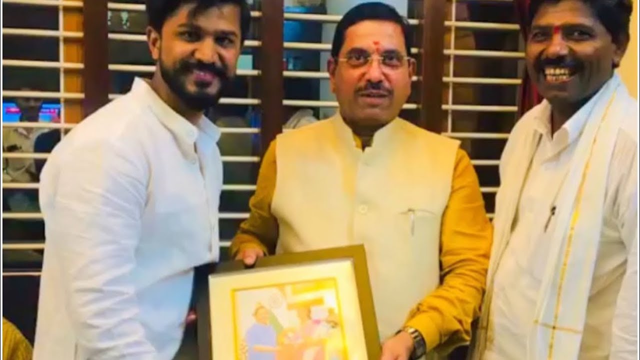 Central minister of food and public distribution shri Prahlad Joshi visited my house today😎🥳