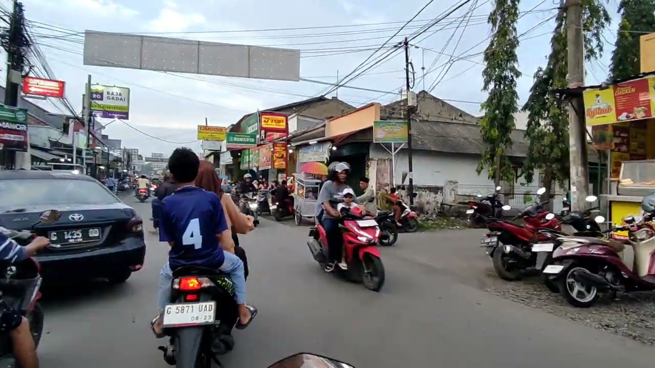 Desa ini mempunyai pasar yang tak pernah sepi..