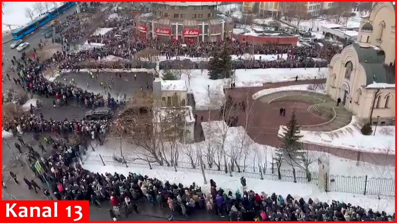 Thousands of people in Russia go to church to say goodbye to Navalny