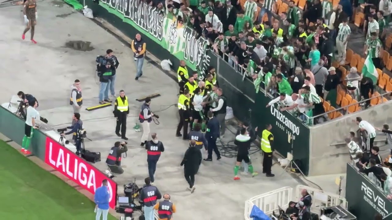 El brutal enfado de la afici&oacute;n del Betis con sus futbolistas al final del derbi